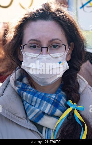 Séoul, Corée du Sud. 27th févr. 2022. Un manifestant porte un masque avec un coeur bleu et jaune et un ruban de cheveux aux couleurs ukrainiennes lors d'un rassemblement contre l'invasion de l'Ukraine par la Russie à Séoul. Crédit : SOPA Images Limited/Alamy Live News Banque D'Images