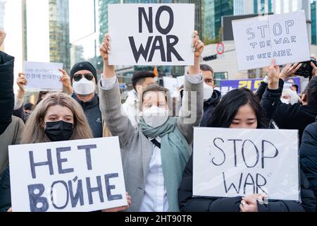 Séoul, Corée du Sud. 27th févr. 2022. Les manifestants tiennent des pancartes lors d'un rassemblement contre l'invasion de l'Ukraine par la Russie à Séoul. Crédit : SOPA Images Limited/Alamy Live News Banque D'Images