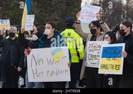 Séoul, Corée du Sud. 27th févr. 2022. Les manifestants tiennent des pancartes lors d'un rassemblement contre l'invasion de l'Ukraine par la Russie à Séoul. Crédit : SOPA Images Limited/Alamy Live News Banque D'Images