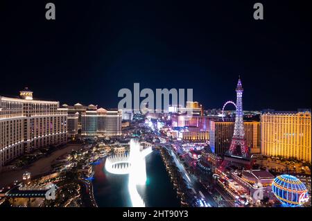 La fontaine du Bellagio s'illumine la nuit le long du Strip de Las Vegas, à Las Vegas, au Nevada, le jeudi 24 février 2022. (Bill Clark) Banque D'Images