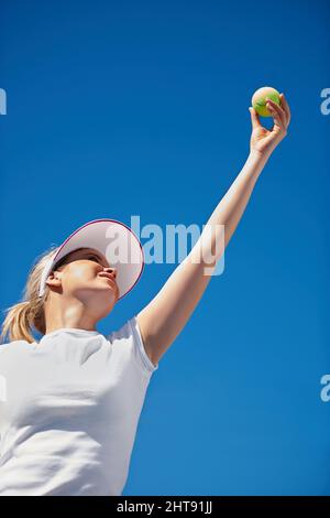 En se fiant à son adversaire. Un jeune joueur de tennis servant pendant un match. Banque D'Images