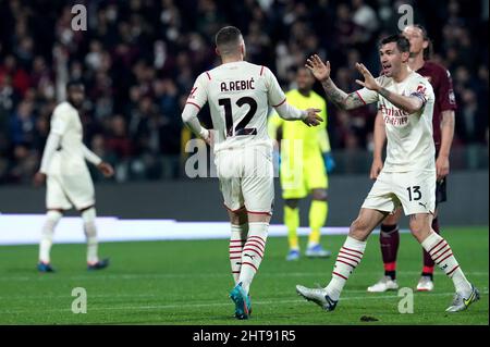 SALERNO, ITALIE - FÉVRIER 19: Ante Rebic de l'AC Milan fête avec ses copains d'équipe Alessio Romagnoli après a mis son but, pendant la série Un match entre les États-Unis Salerntana et l'AC Milan au Stadio Arechi le 19 février 2022 à Salerno, Italie. (Photo par MB Media) Banque D'Images