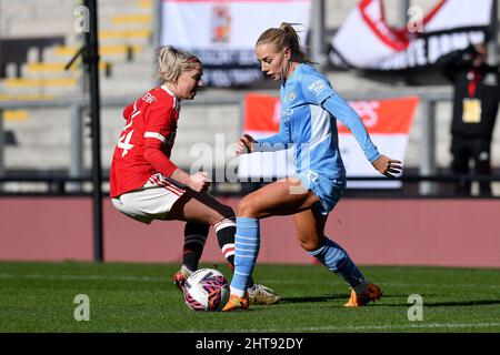 LEIGH, ROYAUME-UNI. FÉV 27th Alex Greenwood du Manchester City Women's football Club se trouve en compagnie de Jackie Groenen du Manchester United Women's football Club lors du match de la coupe FA 5th entre Manchester United et Manchester City au Leigh Sports Stadium, à Leigh, le dimanche 27th février 2022. (Credit: Eddie Garvey | MI News) Credit: MI News & Sport /Alay Live News Banque D'Images