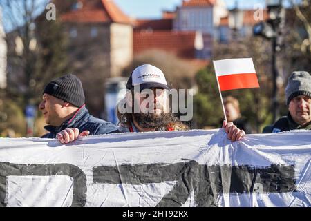 Gdansk, Pologne. 27th févr. 2022. Des gens avec des drapeaux polonais et des slogans nationalistes sont vus à Gdansk, Pologne le 27 février 2022, une douzaine de personnes ont participé à la marche des soldats maudits, symbole des nationalistes polonais du M?odziez Wszechpolska et d'autres organisations d'extrême-droite (photo de Vadim Pacajev/Sipa USA) crédit: SIPA USA/Alamy Live News Banque D'Images