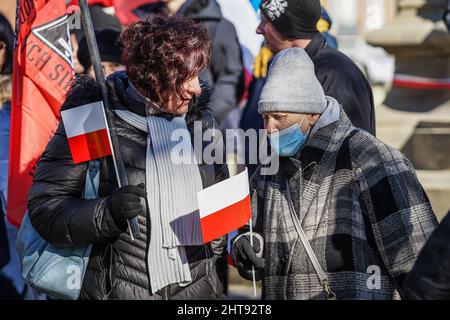 Gdansk, Pologne. 27th févr. 2022. Des gens avec des drapeaux polonais et des slogans nationalistes sont vus à Gdansk, Pologne le 27 février 2022, une douzaine de personnes ont participé à la marche des soldats maudits, symbole des nationalistes polonais du M?odziez Wszechpolska et d'autres organisations d'extrême-droite (photo de Vadim Pacajev/Sipa USA) crédit: SIPA USA/Alamy Live News Banque D'Images