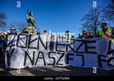 Gdansk, Pologne. 27th févr. 2022. Des gens avec des drapeaux polonais et des slogans nationalistes sont vus à Gdansk, Pologne le 27 février 2022, une douzaine de personnes ont participé à la marche des soldats maudits, symbole des nationalistes polonais du M?odziez Wszechpolska et d'autres organisations d'extrême-droite (photo de Vadim Pacajev/Sipa USA) crédit: SIPA USA/Alamy Live News Banque D'Images