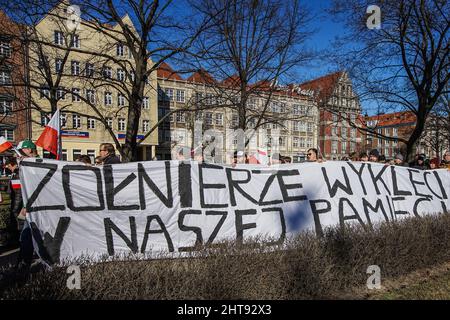 Gdansk, Pologne. 27th févr. 2022. Des gens avec des drapeaux polonais et des slogans nationalistes sont vus à Gdansk, Pologne le 27 février 2022, une douzaine de personnes ont participé à la marche des soldats maudits, symbole des nationalistes polonais du M?odziez Wszechpolska et d'autres organisations d'extrême-droite (photo de Vadim Pacajev/Sipa USA) crédit: SIPA USA/Alamy Live News Banque D'Images