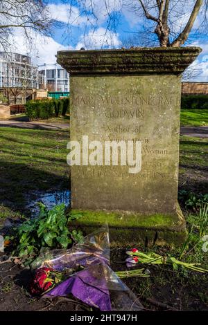 Tombe commémorative de Mary Wollstonecraft et William Godwin dans les jardins de la vieille église de St Pancras, ville de Somers à Londres. Banque D'Images