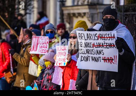 Gdansk, Pologne. 27th févr. 2022. Des manifestants tenant des abanteurs anti-Poutine, anti-russe et anti-guerre et des drapeaux biélorusses blancs et blancs historiques sont vus à Gdansk, en Pologne, le 27 février 2022 les Biélorusses vivant dans la ville et leurs partisans protestent contre l'agression russe et bélarussienne contre l'Ukraine. (Photo de Vadim Pacajev/Sipa USA) crédit: SIPA USA/Alay Live News Banque D'Images