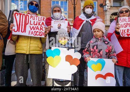 Gdansk, Pologne. 27th févr. 2022. Des manifestants tenant des abanteurs anti-Poutine, anti-russe et anti-guerre et des drapeaux biélorusses blancs et blancs historiques sont vus à Gdansk, en Pologne, le 27 février 2022 les Biélorusses vivant dans la ville et leurs partisans protestent contre l'agression russe et bélarussienne contre l'Ukraine. (Photo de Vadim Pacajev/Sipa USA) crédit: SIPA USA/Alay Live News Banque D'Images