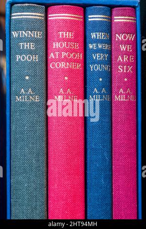 Collection de livres Winnie-The-Pooh, Methuen Collectors Edition 1999, par A. A. Milne dans une librairie. Banque D'Images
