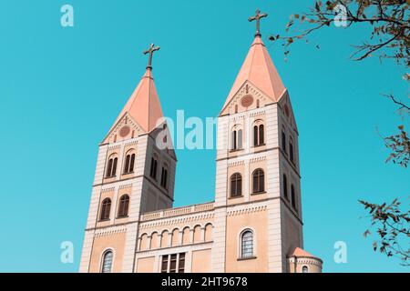 Cathédrale Saint-Michel contre le ciel bleu lors d'une journée ensoleillée à Shandong, Qingdao, Shinan District, Chine Banque D'Images