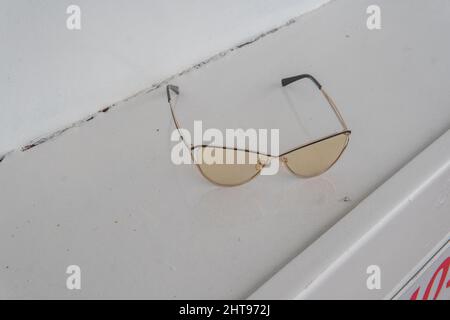 Lunettes Polyrazaionic voile yacht, vacances eck bateau de luxe bahamas. Bow laissant carnaval, voyage touristes marins croisière paquebot de sauvetage inférieur Banque D'Images