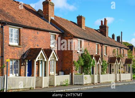 Chalets avec terrasse dans la région de Hedgerley Lane, Old Beaconsfield, Buckinghamshire, Angleterre, Royaume-Uni Banque D'Images