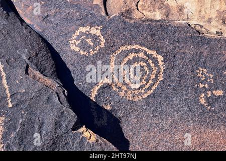 Pétroglyphes Rock peint St George Utah sur Land Hill à partir de Puebloan ancestral et de Paiute du sud des Indiens américains âgés de milliers d'années sur Sandston Banque D'Images