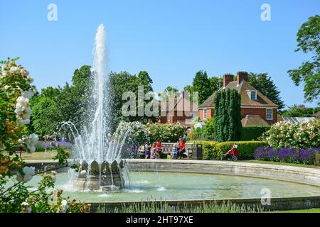 Fontaine de la Promenade La Promenade dans les jardins en Centre de Welwyn Garden City, Hertfordshire, Angleterre, Royaume-Uni Banque D'Images