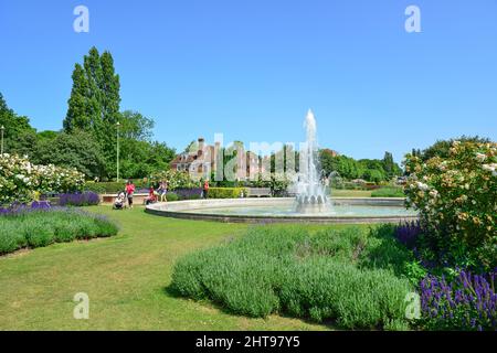 Fontaine de la Promenade La Promenade dans les jardins en Centre de Welwyn Garden City, Hertfordshire, Angleterre, Royaume-Uni Banque D'Images