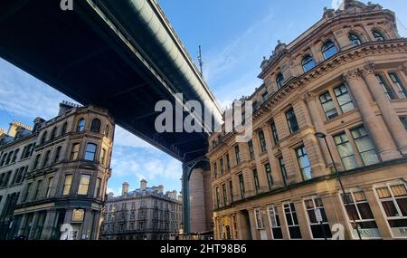 Photo à angle bas du pont Tyne avec des bâtiments à Newcastle upon Tyne, Royaume-Uni Banque D'Images