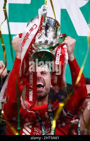 Londres, Royaume-Uni. 27th févr. 2022. Jordan Henderson de Liverpool avec le trophée à la fin du match final de la Carabao Cup entre Chelsea et Liverpool au stade Wembley, le 27th 2022 février à Londres, en Angleterre. (Photo de Paul Chesterton/phcimages.com) Credit: PHC Images/Alamy Live News Banque D'Images