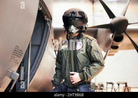 Prêt pour le vol. Un pilote en pleine vitesse à côté de son avion. Banque D'Images