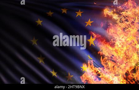 3D illustration composite représentant le drapeau de l'Union européenne ornée d'un cercle de douze étoiles dorées à cinq pointes et incendiées par des feux de forêt dus à des flammes Banque D'Images