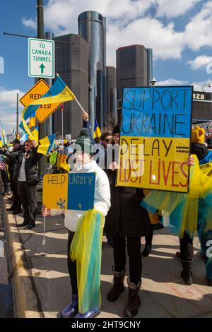 Detroit, Michigan, États-Unis. 27th févr. 2022. Des centaines de personnes et un long convoi de camions se sont joints à un rassemblement soutenant les Ukrainiens dans leur lutte contre l'invasion russe de leur pays. Près de 40 000 habitants du Michigan sont d'origine ukranienne. Crédit : Jim West/Alay Live News Banque D'Images