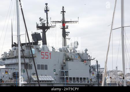 A Coruna-Espagne. Le porte-avions de la Marine italienne 'Giuseppe Garibaldi' s'est amarré dans le port de La Coruna le 24 février 2022 Banque D'Images