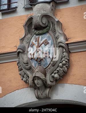 RATISBONNE, ALLEMAGNE - 11 JUILLET 2019 : anciens armoiries sculptées du quartier de Stadtamhof qui est différent des armoiries de la ville Banque D'Images