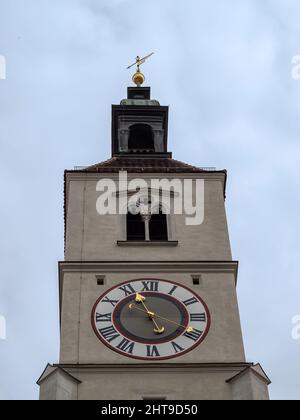 REGENSBURG, ALLEMAGNE - 11 JUILLET 2019 : gros plan d'une des tours d'horloge de l'église Neupfarrkirche sur Neupfarrplatz dans la vieille ville Banque D'Images