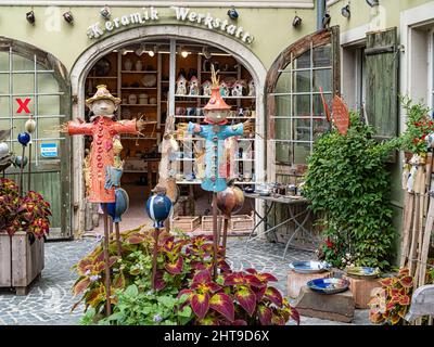 REGENSBURG, ALLEMAGNE - 11 JUILLET 2019 : vue extérieure du joli atelier de céramique (Keramik Werkstatt Küffer) à Goldene-Bären-Strasse dans la vieille ville Banque D'Images