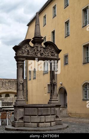 RATISBONNE, ALLEMAGNE - 11 JUILLET 2019 : le vieux tire bien sur la rue Wiedfang dans la vieille ville Banque D'Images