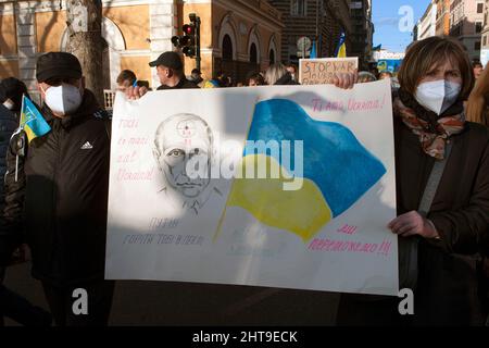 Vatican, Vatican. 27th févr. 2022. Italie, Rome, 2022/02/27. Les gens détiennent des drapeaux ukrainiens alors qu'ils manifestent contre la guerre en Ukraine, à Rome. Photo par Alessia Giulianii/Catholic Press photo . LIMITÉ À UNE UTILISATION ÉDITORIALE - PAS DE MARKETING - PAS DE CAMPAGNES PUBLICITAIRES. Crédit : Agence photo indépendante/Alamy Live News Banque D'Images