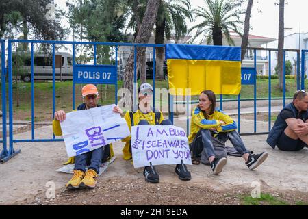 Antalya, Turquie - février 27 2022 : les Ukrainiens se rassemblent à Antalya pour protester contre l'invasion russe de leur patrie, les protestations contre l'invasion par la Russie. Banque D'Images