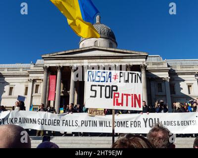 Vue des bannières anti-Poutine et anti-russes devant la National Gallery de Trafalgar Square Londres pour protester contre l'invasion russe de l'Ukraine Banque D'Images