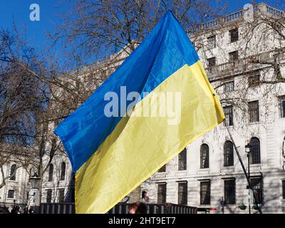 Vue d'un drapeau ukrainien lors d'une grande manifestation à Trafalgar Square Londres pour protester contre l'invasion russe de l'Ukraine 2022 Banque D'Images