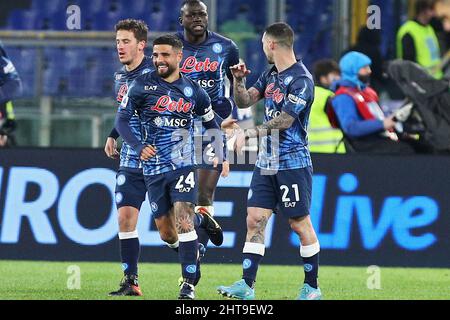 Lorenzo Insigne de Naples fête avec ses coéquipiers après avoir inscrit 0-1 buts pendant le championnat italien Serie Un match de football entre SS Lazio et SSC Napoli le 27 février 2022 au Stadio Olimpico à Rome, Italie - photo Federico Proietti / DPPI Banque D'Images