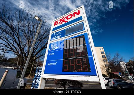 Washington, États-Unis. 27th févr. 2022. Prix élevés du gaz à la station-service Exxon Mobil, à l'angle de Nebraska Avenue NW et Connecticut Avenue NW dans la région de Chevy Chase. Crédit : SOPA Images Limited/Alamy Live News Banque D'Images