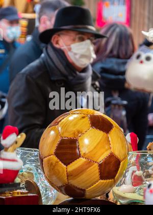 Colmar, France - 13 décembre 2021 : modèle en bois d'une balle et d'un homme avec masque hygiénique au salon de Colmar Banque D'Images