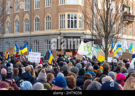 Le Premier ministre danois, Mme Frederiksen, s'adresse aux manifestants devant l'ambassade de Russie à Copenhague, le 27 février 2022 Banque D'Images