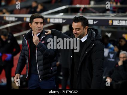 Barcelone,Espagne.27 février,2022. Marcelino García Toral entraîneur-chef du Athletic Club de Bilbao (à gauche) et Xavi Hernandez entraîneur-chef du FC Barcelone pendant le match espagnol de la Liga entre le FC BARCELONE et LE CLUB ATHLÉTIQUE DE BILBAO au stade Camp Nou. Banque D'Images