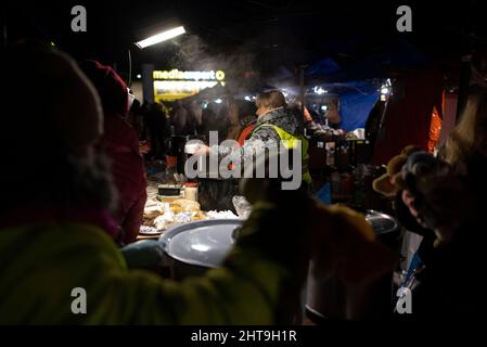 Przemysl, Varsovie, Pologne. 27th févr. 2022. La nourriture et les jouets sont distribués au point de réception de Przemysl le 27 février 2022 à Przemysl, en Pologne. La ville de Przemysl a mis en place plusieurs points d'accueil temporaires où des abris, des premiers soins, de la nourriture, des boissons et des vêtements sont fournis aux réfugiés ukrainiens arrivant en Pologne par le passage frontalier de Medyka. (Image de crédit : © Aleksander Kalka/ZUMA Press Wire) Banque D'Images