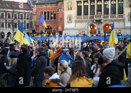 Foule de personnes protestant contre l'invasion russe de l'Ukraine: Manifestation contre la guerre à Aarhus, Danemark, le 26 février 2022. Banque D'Images