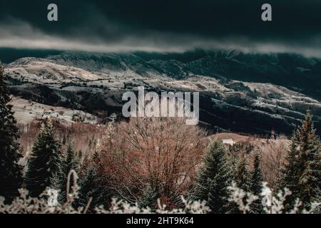 Photo d'un paysage d'hiver au-dessus d'un village isolé dans les montagnes Bucegi en Roumanie Banque D'Images