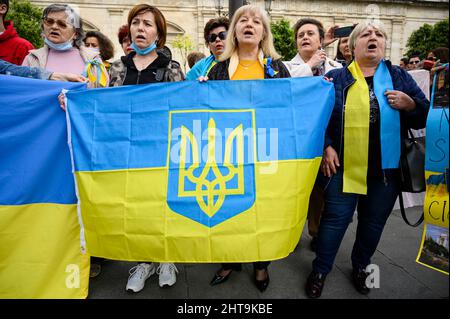 Séville, Espagne. 27th févr. 2022. Les femmes ukraniennes ont un drapeau avec les armoiries de leur pays. Les citoyens ukraniens vivant à Séville ont fait une manifestation pour soutenir leur pays et leur gouvernement et contre l'invasion russe et Vladimir Poutine. (Photo par Ángel García/Pacific Press) crédit: Pacific Press Media production Corp./Alay Live News Banque D'Images