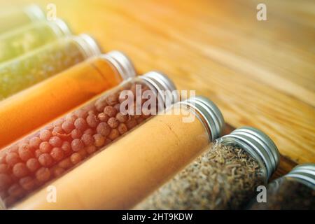 Épices et herbes de différentes couleurs dans de petits pots. Vue d'angle. Banque D'Images