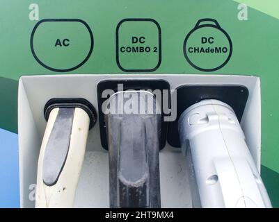 Gros plan de trois buses de charge sur un chargeur rapide GeniePoint 50kW à St Austell, Cornwall, Royaume-Uni Banque D'Images