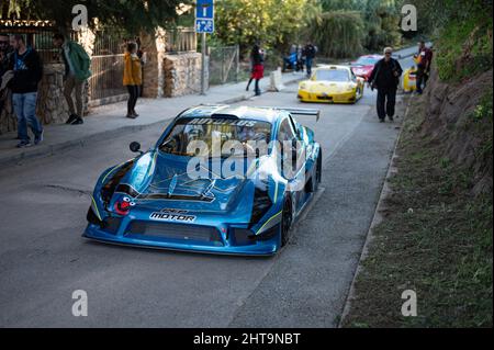 Voiture de vitesse GTR EVO dans le Rally colline grimpez à Sant Feliu Codines et les gens en arrière-plan Banque D'Images