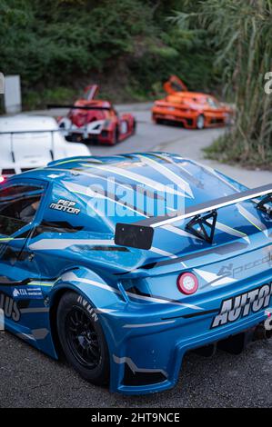 Photo verticale d'une voiture à vitesse bleue dans le Rally Hill Climb à Sant Feliu Codines Banque D'Images