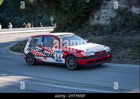 Nissan Sunny dans le Rally Hill Climb à Sant Feliu Codines Banque D'Images