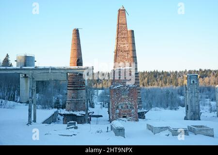 Vestiges d'une usine abandonnée de marbre et de chaux à Ruskeala, République de Carélie, Russie. De grandes cheminées en briques en hiver Banque D'Images
